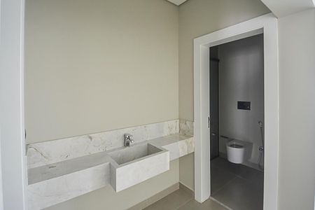 Casa de condomínio à venda com 680m², 4 quartos e 6 vagasBanheiro de serviço 2