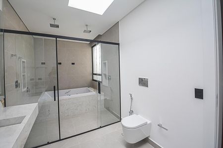 Casa de condomínio à venda com 680m², 4 quartos e 6 vagasBanheiro da Suíte 4