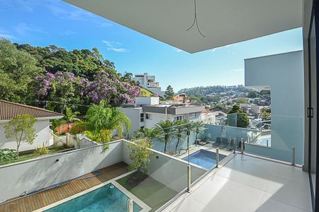 Casa de condomínio à venda com 680m², 4 quartos e 6 vagasSacada da Sala