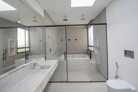 Casa de condomínio à venda com 680m², 4 quartos e 6 vagasBanheiro da Suíte 4