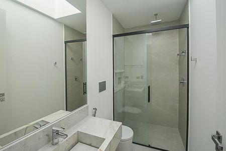 Casa de condomínio à venda com 680m², 4 quartos e 6 vagasBanheiro da Suíte