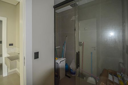 Casa de condomínio à venda com 680m², 4 quartos e 6 vagasBanheiro de serviço 2