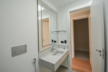 Casa de condomínio à venda com 680m², 4 quartos e 6 vagasBanheiro da Suíte 2