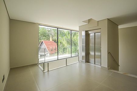 Casa de condomínio à venda com 680m², 4 quartos e 6 vagasHall do Quartos