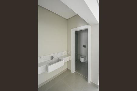 Casa de condomínio à venda com 680m², 4 quartos e 6 vagasBanheiro de serviço 2