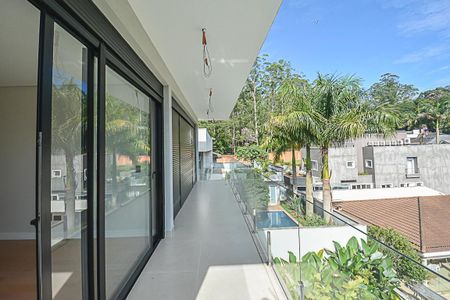 Casa de condomínio à venda com 680m², 4 quartos e 6 vagasSacada do Quarto 3 e 4 - Suíte