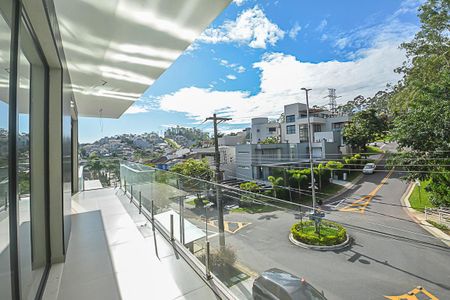 Casa de condomínio à venda com 680m², 4 quartos e 6 vagasSacada do Quarto Suíte