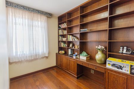 Casa à venda com 360m², 5 quartos e 5 vagasQuarto 4/Escritório no 2° Andar