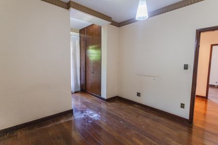 Casa à venda com 360m², 5 quartos e 5 vagasSuíte