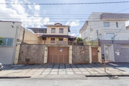 Casa à venda com 360m², 5 quartos e 5 vagasFachada