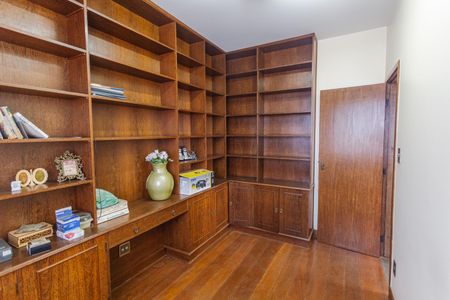 Casa à venda com 360m², 5 quartos e 5 vagasQuarto 4/Escritório no 2° Andar