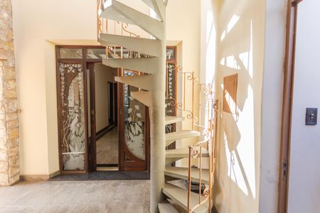 Casa à venda com 360m², 5 quartos e 5 vagasEscada de Acesso ao 2° Andar