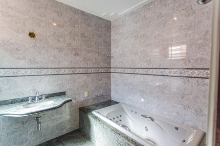 Casa à venda com 360m², 5 quartos e 5 vagasBanheiro Social 1