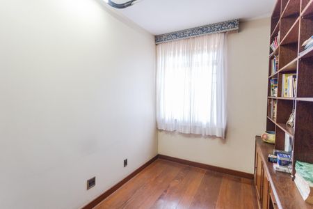 Casa à venda com 360m², 5 quartos e 5 vagasQuarto 4/Escritório no 2° Andar