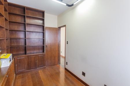 Casa à venda com 360m², 5 quartos e 5 vagasQuarto 4/Escritório no 2° Andar