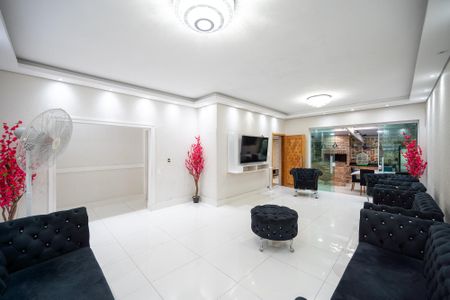 Casa para alugar com 350m², 4 quartos e 5 vagas Casa para alugar com 350m², 4 quartos e 5 vagasSala