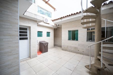 Casa para alugar com 350m², 4 quartos e 5 vagas Casa para alugar com 350m², 4 quartos e 5 vagasQuintal