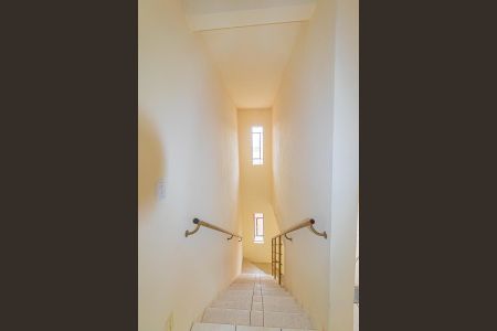 Casa de condomínio para alugar com 80m², 2 quartos e 1 vaga Casa de condomínio para alugar com 80m², 2 quartos e 1 vagaEscada