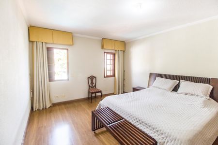 Casa de condomínio à venda com 410m², 4 quartos e 6 vagasSuíte master