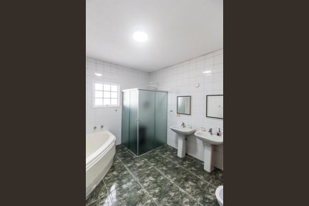 Casa de condomínio à venda com 410m², 4 quartos e 6 vagasBanheiro da Suíte