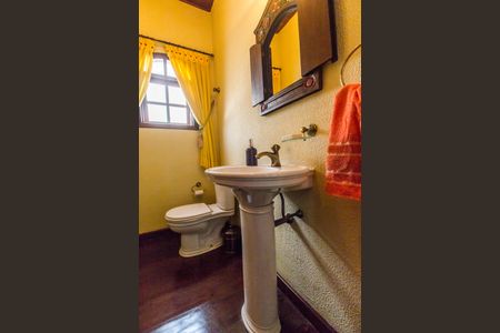 Casa de condomínio à venda com 410m², 4 quartos e 6 vagasLavabo