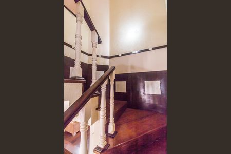 Casa de condomínio à venda com 410m², 4 quartos e 6 vagasEscada