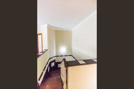 Casa de condomínio à venda com 410m², 4 quartos e 6 vagasEscada