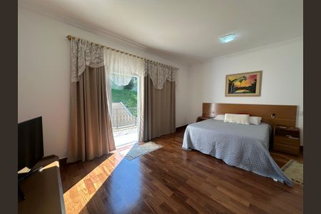 Casa de condomínio à venda com 450m², 4 quartos e 5 vagas Casa de condomínio à venda com 450m², 4 quartos e 5 vagasSuíte 4