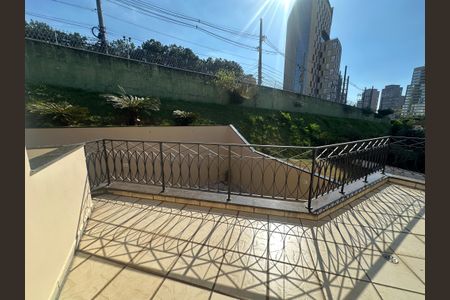 Casa de condomínio à venda com 450m², 4 quartos e 5 vagas Casa de condomínio à venda com 450m², 4 quartos e 5 vagasVaranda