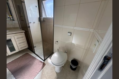 Casa de condomínio à venda com 450m², 4 quartos e 5 vagas Casa de condomínio à venda com 450m², 4 quartos e 5 vagasBanheiro da Suíte 2