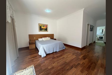 Casa de condomínio à venda com 450m², 4 quartos e 5 vagas Casa de condomínio à venda com 450m², 4 quartos e 5 vagasSuíte 4