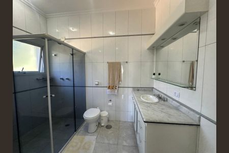 Casa de condomínio à venda com 450m², 4 quartos e 5 vagas Casa de condomínio à venda com 450m², 4 quartos e 5 vagasBanheiro da Suíte 1