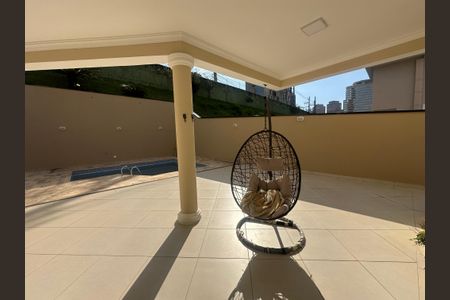 Casa de condomínio à venda com 450m², 4 quartos e 5 vagas Casa de condomínio à venda com 450m², 4 quartos e 5 vagasVaranda