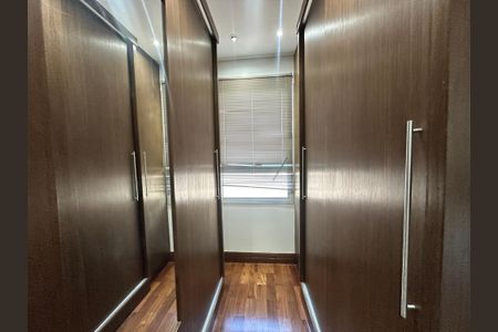 Casa de condomínio à venda com 450m², 4 quartos e 5 vagas Casa de condomínio à venda com 450m², 4 quartos e 5 vagasCloset da suíte 1