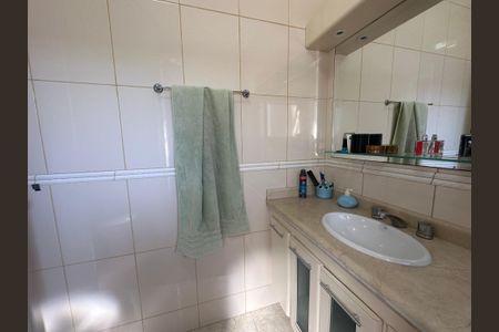 Casa de condomínio à venda com 450m², 4 quartos e 5 vagas Casa de condomínio à venda com 450m², 4 quartos e 5 vagasBanheiro da Suíte 2