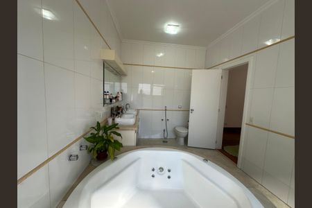 Casa de condomínio à venda com 450m², 4 quartos e 5 vagas Casa de condomínio à venda com 450m², 4 quartos e 5 vagasBanheiro da Suíte 4