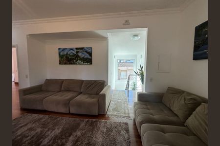 Casa de condomínio à venda com 450m², 4 quartos e 5 vagas Casa de condomínio à venda com 450m², 4 quartos e 5 vagasSala de TV