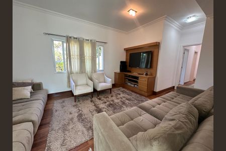 Casa de condomínio à venda com 450m², 4 quartos e 5 vagas Casa de condomínio à venda com 450m², 4 quartos e 5 vagasSala de TV