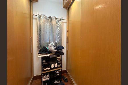 Casa de condomínio à venda com 450m², 4 quartos e 5 vagas Casa de condomínio à venda com 450m², 4 quartos e 5 vagasCloset da suíte 3