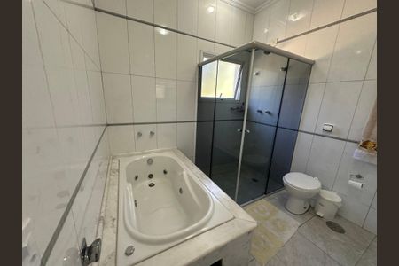 Casa de condomínio à venda com 450m², 4 quartos e 5 vagas Casa de condomínio à venda com 450m², 4 quartos e 5 vagasBanheiro da Suíte 1