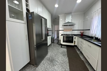 Casa de condomínio à venda com 450m², 4 quartos e 5 vagas Casa de condomínio à venda com 450m², 4 quartos e 5 vagasCozinha