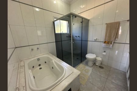 Casa de condomínio à venda com 450m², 4 quartos e 5 vagas Casa de condomínio à venda com 450m², 4 quartos e 5 vagasBanheiro da Suíte 1