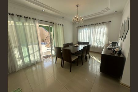 Casa de condomínio à venda com 450m², 4 quartos e 5 vagas Casa de condomínio à venda com 450m², 4 quartos e 5 vagasSala de Jantar
