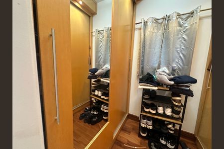 Casa de condomínio à venda com 450m², 4 quartos e 5 vagas Casa de condomínio à venda com 450m², 4 quartos e 5 vagasCloset da suíte 3