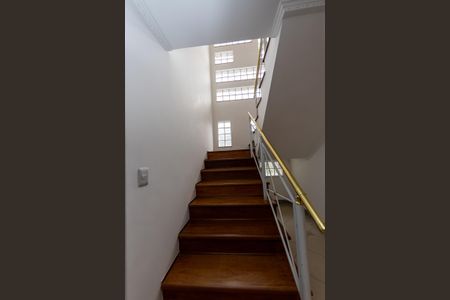 Casa de condomínio à venda com 682m², 5 quartos e 6 vagasEscada de acesso ao piso superior