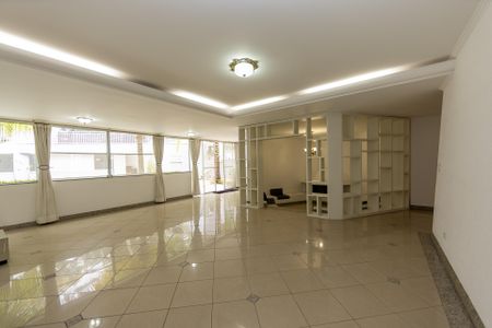 Casa de condomínio à venda com 682m², 5 quartos e 6 vagasSala 2