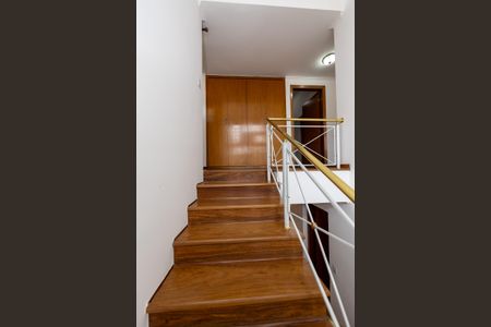 Casa de condomínio à venda com 682m², 5 quartos e 6 vagasEscada de acesso ao piso superior