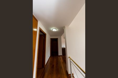 Casa de condomínio à venda com 682m², 5 quartos e 6 vagasHall do piso superior