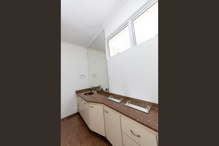 Casa de condomínio à venda com 682m², 5 quartos e 6 vagasBanheiro Suíte 1