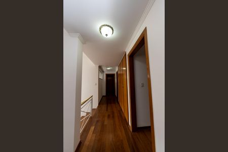 Casa de condomínio à venda com 682m², 5 quartos e 6 vagasHall do piso superior